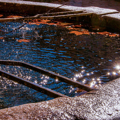 Reflet sur l'eau du bassin de la fontaine