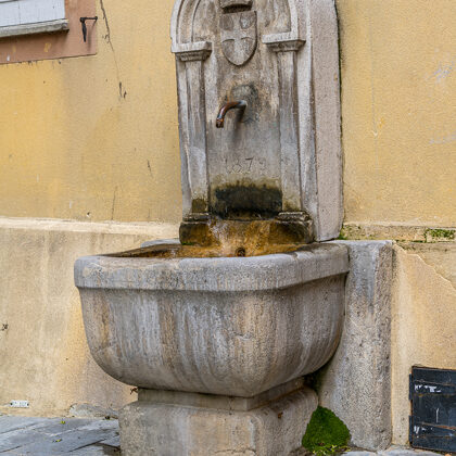 Fontaine accolée au mur de l'ancienne préfecture, rue du 4 septembre
