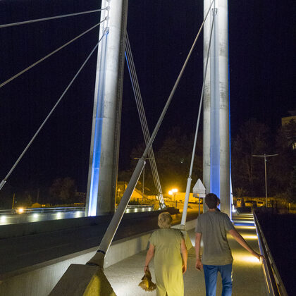 le pont suspendu, illuminé de nuit