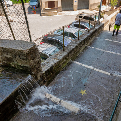 Nettoyage des rue avec l'eau du canal longeant le chemin du Fuon Gaillarde