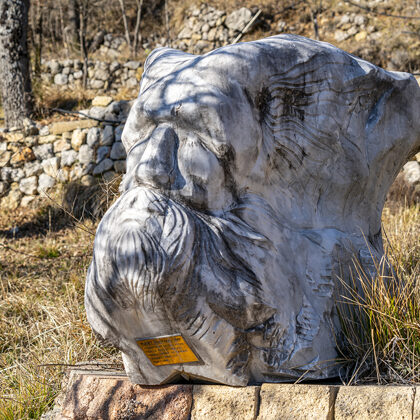à visiter : les statues de Bertrik près de Puget-Rostang