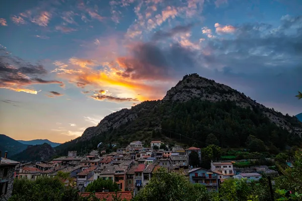 la colline derrière Puget qui comporte les ruines du château