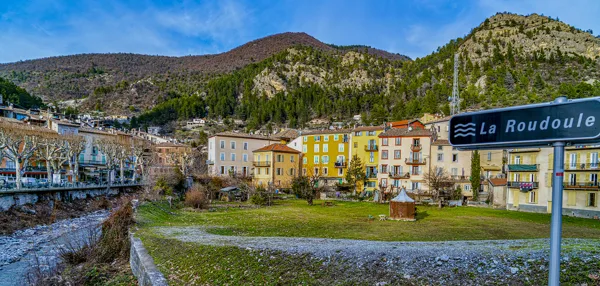 une vue de la ville lorsqu'on arrive par la N6202