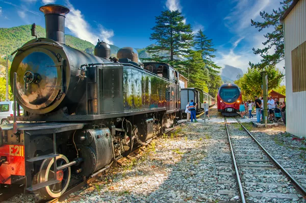 La train à vapeur et l'autorail moderne