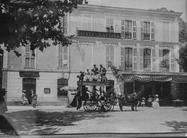 L'ancien Hôtel Laugier proche de la statue