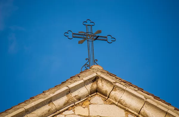 croix métallique au-dessus du fronton