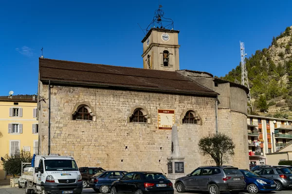 l'église imposante vue par sa face sud