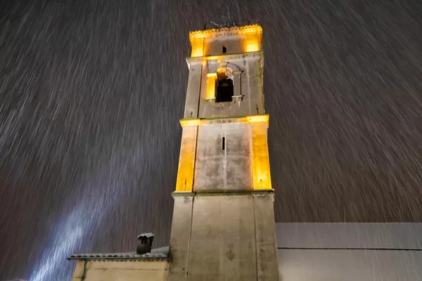 Le clocher sous un chute de neige