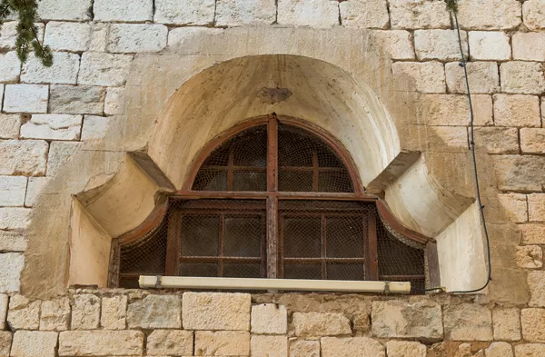 L'une des fenêtres de la face sud de l'église