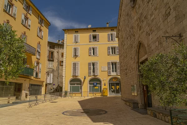 Entrée de l'église, côté ouest
