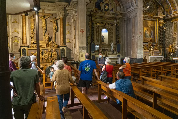 à l'intérieur de l'église