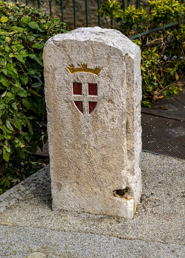 sur la place de la fontaine