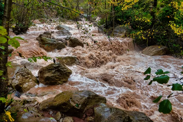 la Roudoule chargée de boues rouges après un orage