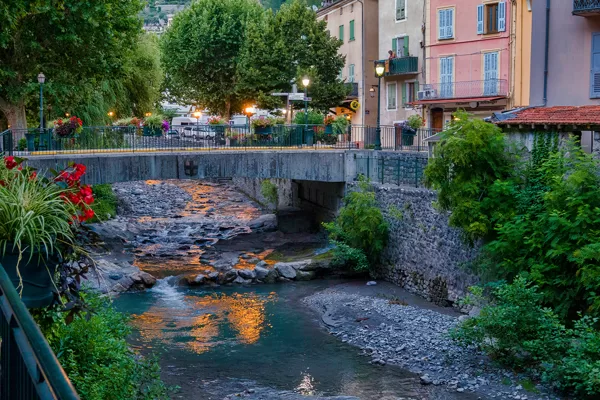le pont sur la Roudoule sépare deux des quartiers de la ville
