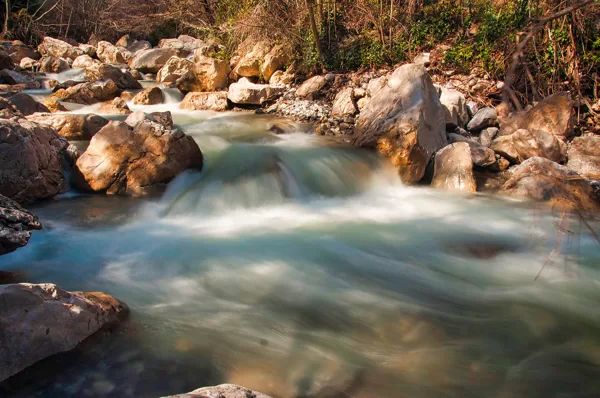 Les eaux paisibles de la Roudoule, en dehors des périodes de crue
