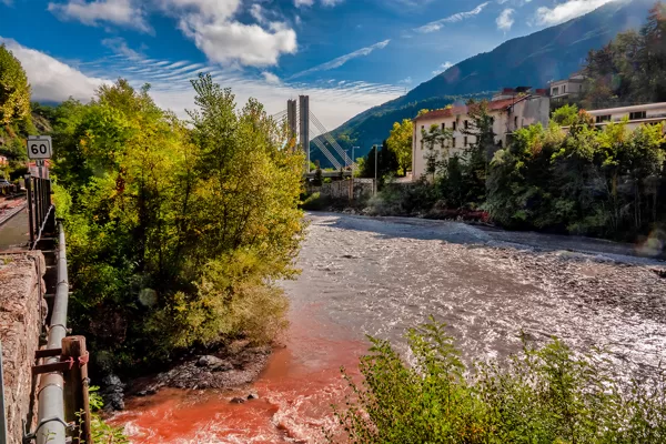 la Roudoule (rouge) à sa jonction avec le Var (noir) après un orage