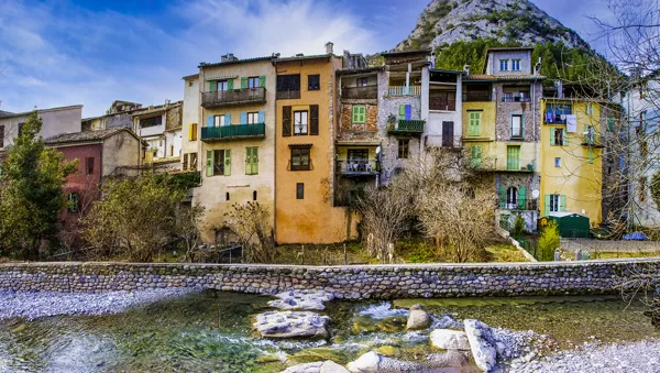 Les maisons alignées au long de la Roudoule