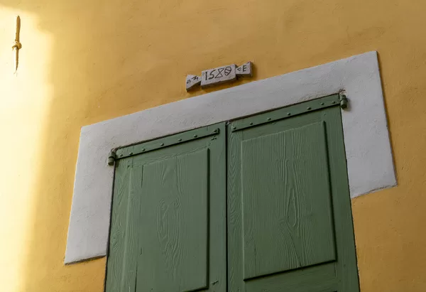 pierre datée sur une façade côté est à l'entrée de la rue