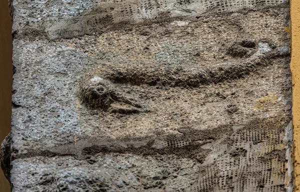 détail d'une pierre d'angle sur la maison à l'entrée de la rue