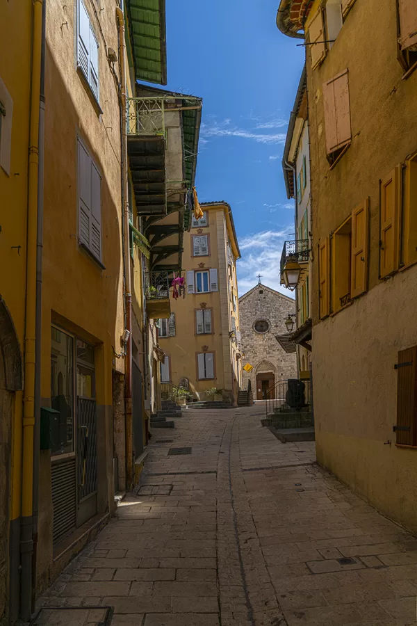 la rue du 4 Septembre mène jusqu'à l'église