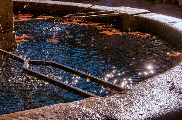 Reflet sur l'eau du bassin de la fontaine