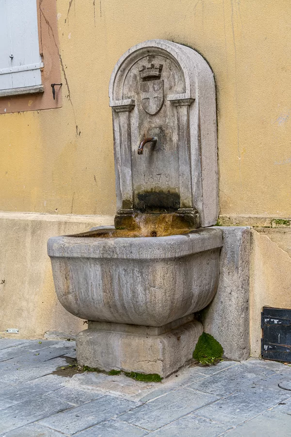 Fontaine accolée au mur de l'ancienne préfecture, rue du 4 septembre