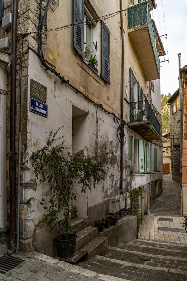 Ne pas être effrayé par l'étroitesse de la rue Judaïque