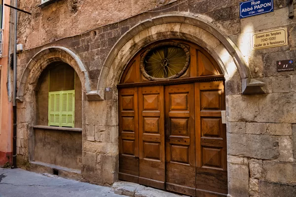 Porche et entrée du couvent