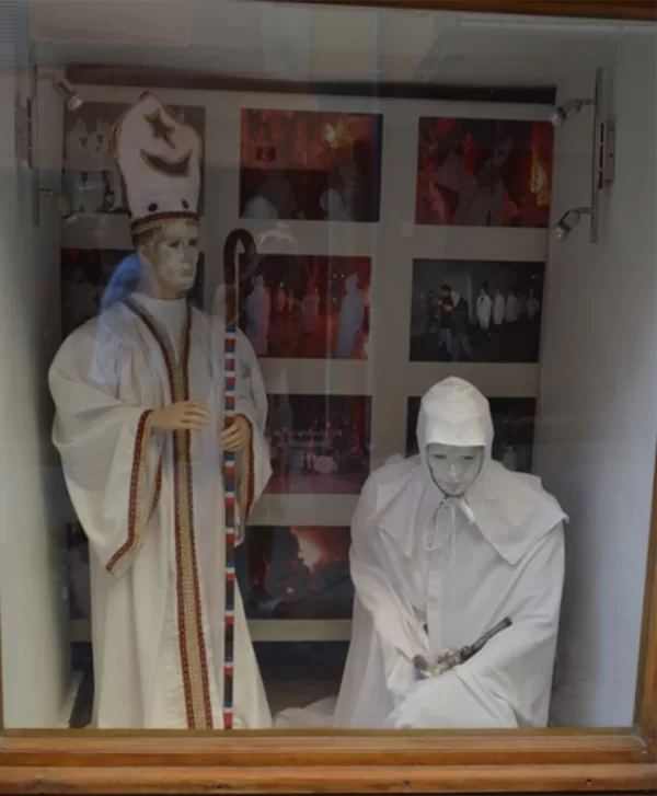 Les faux pénitents blancs dans leur vitrine