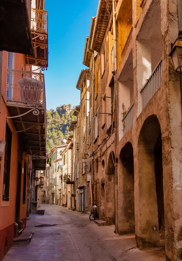 à droite les arcades dans la rue Papon