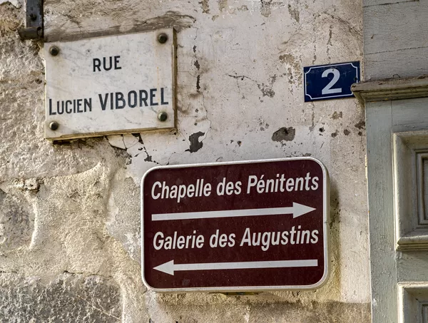 à l'angle du porche au début de la rue Viborel, les plaques de direction