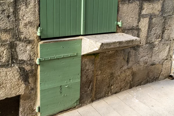 l'étal de boucher en pierre qui protrude dans la rue Viborel
