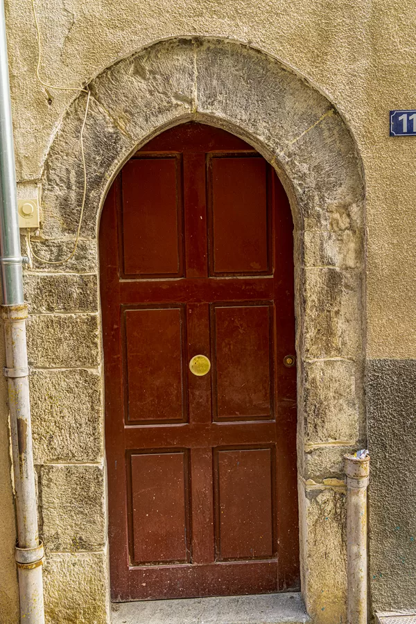 Pierres en ogive au-dessus de la porte 