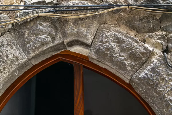 détail des pierres de voûte désajustées