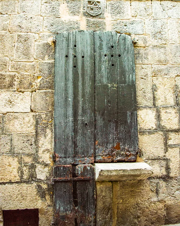 Remarquer la pierre servant d'étal du boucher.
