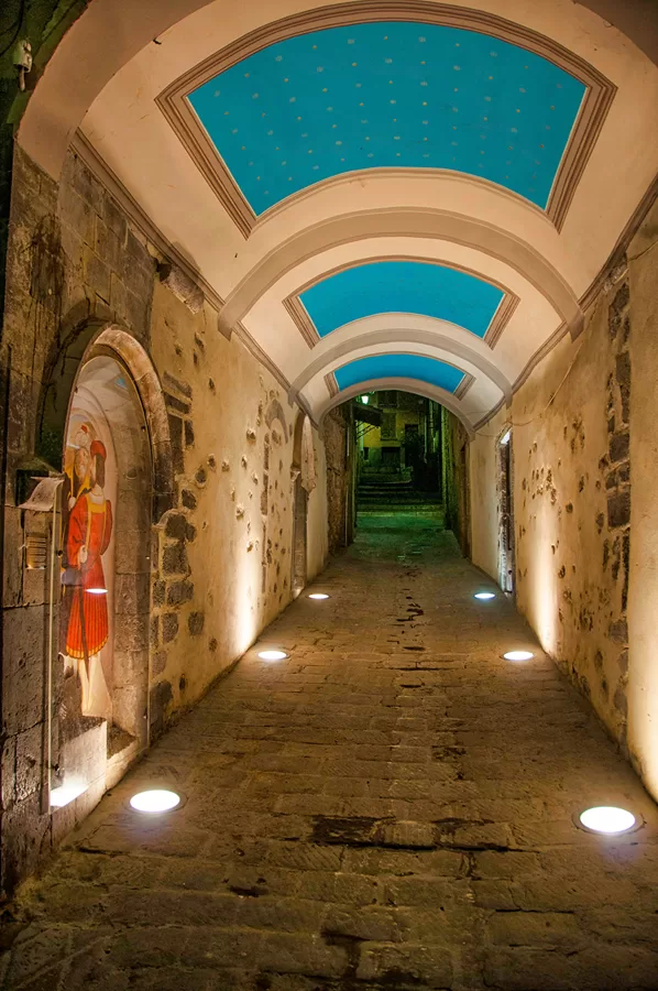 montée sous le porche, de nuit