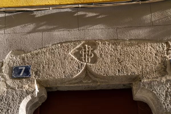 remarquables initiales au dessus de la porte