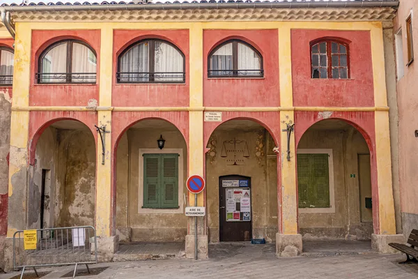 Façade avec ses voûtes sur la place Casimir Brouchier