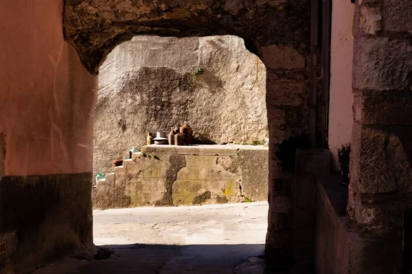 l'ancien porche à l'entrée de la rue Brouchier, côté ouest