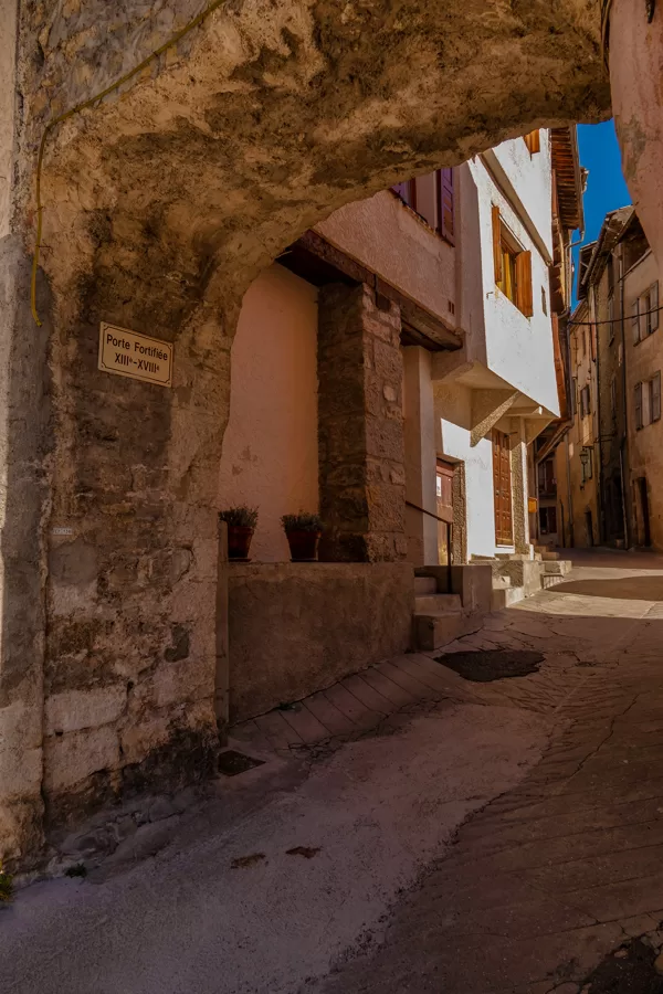 passage sous l'ancien porche, à l'entrée de la rue Brouchier, côté ouest
