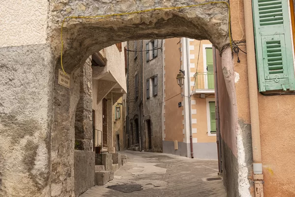  porche à l'entrée de la rue Brouchier, côté ouest