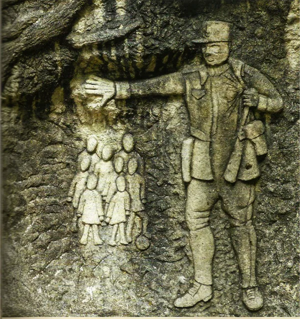 détail de la stèle