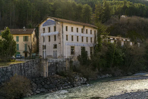 à l'extrèmité sud du pont, du côté droit : l'ancienne usine de meuble Casimir Brouchier