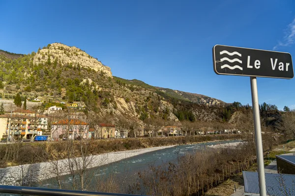 vue du Var en direction de l'est à partir du pont