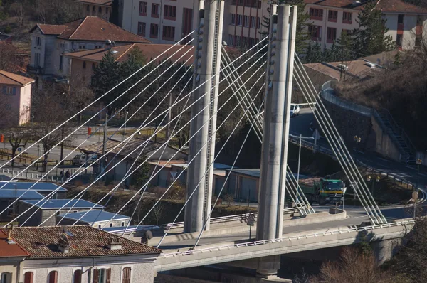 le pont suspendu soutenu par deux piliers