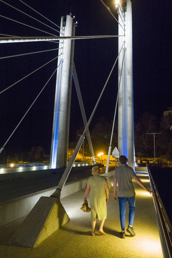 le pont suspendu, illuminé de nuit