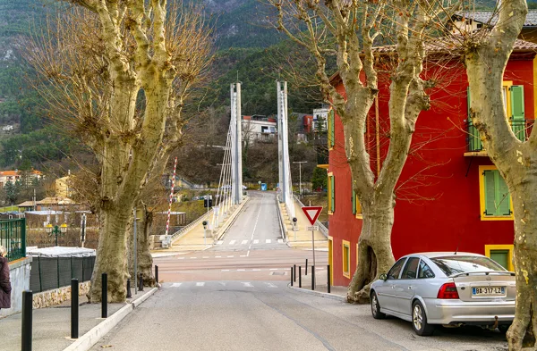 Le pont suspendu traversant le Var vue de la place de l'église