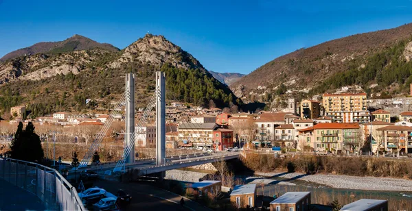 vue vers le nord : le pont et le village en arrière-plan