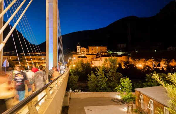 Le village de nuit vu du pont sur le Var