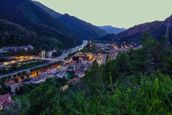 la ville de Puget au crépuspule vue à partir du côté est.